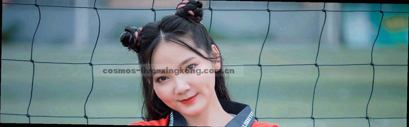 翻动的页面轮廓与星轨在深蓝背景中交叠，局部有金色刻度光点
